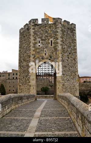 Pont Vell de Besalú, 11ème siècle pont sur la rivière Fluvià. Besalú, Gérone, Catalogne, Espagne. Banque D'Images