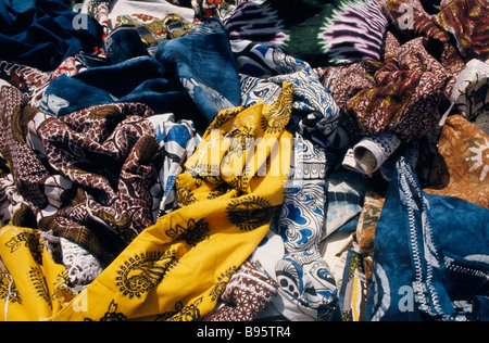 Sénégal Dakar des tissus teints et imprimés pour la vente au marché. Banque D'Images