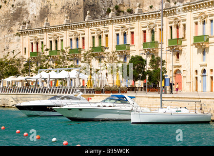 Malte La Valette au quai de bateaux de plaisance par waterfront restauré vieux entrepôts bastion Baroque Pinto ci-dessous des murs de Floriana Banque D'Images