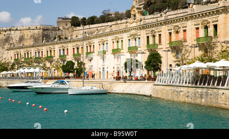 Malte La Valette au quai de bateaux de plaisance par waterfront restauré vieux entrepôts bastion Baroque Pinto ci-dessous des murs de Floriana Banque D'Images