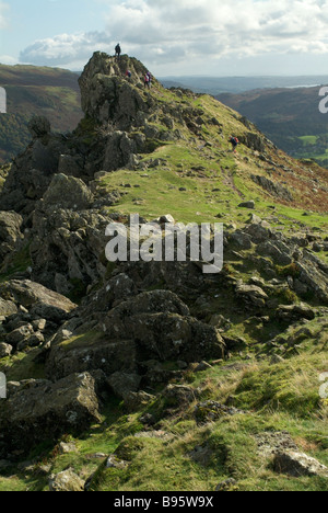 Les promeneurs sur haut de Helm Crag, Lake District, Cumbria, England, UK.