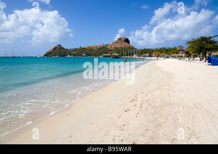 Antilles Caraïbes Sainte-Lucie Gros Islet, Rodney Bay, plage de sable avec des gens au Sandals Grande St Lucian avec l'île Pigeon Banque D'Images