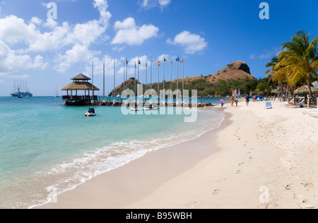 Antilles Caraïbes Sainte-Lucie Gros Islet, Rodney Bay, plage de sable avec des gens au Sandals Grande St Lucian avec l'île Pigeon Banque D'Images