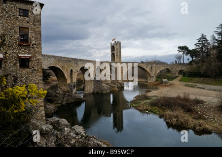 Pont Vell de Besalú, 11ème siècle pont sur la rivière Fluvià. Besalú, Gérone, Catalogne, Espagne. Banque D'Images