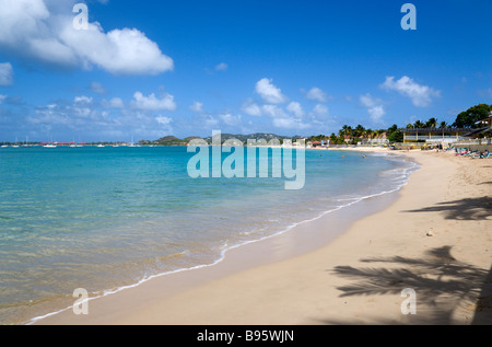 Antilles Caraïbes Sainte-Lucie Gros Islet plage de Reduit à Rodney Bay avec les touristes dans l'eau et sur la plage Banque D'Images