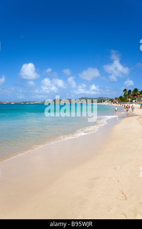Antilles Caraïbes Sainte-Lucie Gros Islet plage de Reduit à Rodney Bay avec les touristes dans l'eau et sur la plage Banque D'Images