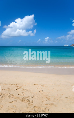 Antilles Caraïbes Sainte-Lucie Gros Islet Vue sur mer ou sur la plage de Reduit à Rodney Bay en direction de l'île Pigeon avec yachts au mouillage Banque D'Images