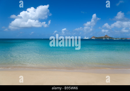 Antilles Caraïbes Sainte-Lucie Gros Islet Vue sur mer ou sur la plage de Reduit à Rodney Bay en direction de l'île Pigeon avec yachts au mouillage Banque D'Images