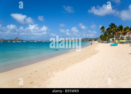 Antilles Caraïbes Sainte-Lucie Gros Islet plage de Reduit à Rodney Bay les touristes dans l'eau et sur la plage avec des yachts au mouillage en mer Banque D'Images