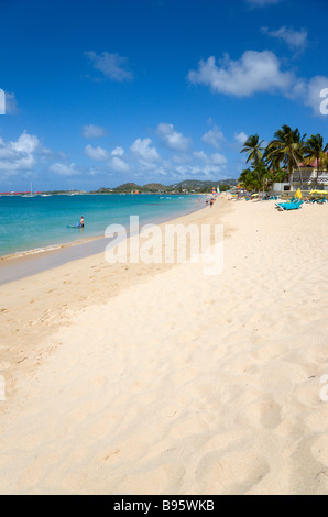 Antilles Caraïbes Sainte-Lucie Gros Islet plage de Reduit à Rodney Bay les touristes dans l'eau et sur la plage avec des yachts au mouillage en mer Banque D'Images