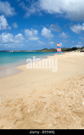 Antilles Caraïbes Sainte-Lucie Gros Islet plage de Reduit à Rodney Bay avec l'île Pigeon au-delà des touristes sur plage avec voile Banque D'Images