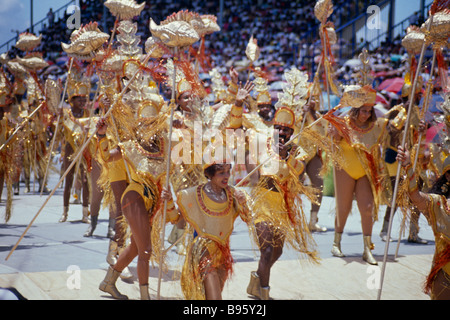 Antilles Caraïbes Barbade Culture Festivals Festival récolte de la canne à sucre au grand carnaval Kadooment paraders en costumes Banque D'Images