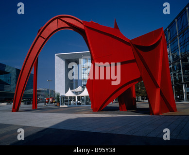 France, Ile de France, Paris, La Défense, La Grande Arche encadrée par des fenêtres cintrées, sculpture rouge L' Araignée rouge d'Alexander Calder. Banque D'Images