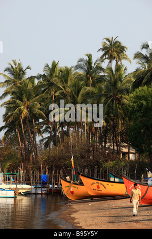 Inde Goa palmiers lagoon bateaux de pêche Banque D'Images