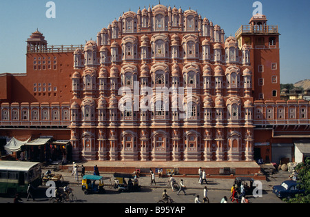 L'Asie du Sud de l'Inde Rajasthan Jaipur Hawa Mahal ou Palais des Vents construit en 1799 avec semi-grès rose octogonale Banque D'Images