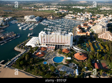 Le Vilamoura Resort dans le sud de la région de l'Algarve au Portugal. La marina est négligée par le Tivoli Marina Vilamoura Banque D'Images