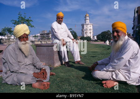 L'INDE L'Asie du Sud Punjab Amritsar Golden Temple Sikh Trois hommes assis à l'extérieur de l'ensemble du temple. Banque D'Images