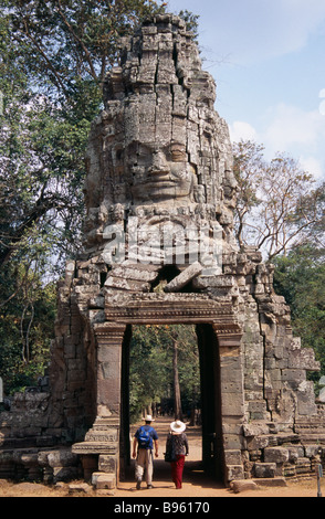 Cambodge Siem Reap Angkor Wat Ta Prohm complexe monastique de touristes marchant à travers les quatre face entrée ouest. Banque D'Images