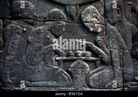 Cambodge La Province de Siem Reap Angkor Thom temple Bayon Bas-relief sur le mur sud dépeignant la scène khmère de joueurs d'Échecs Banque D'Images