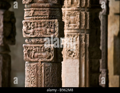 Pierre détaillée travaux à la complexe Qutb Minar, le plus haut minaret en brique et pierre dans le monde, à Delhi, Inde Banque D'Images