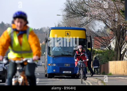 School bus et cyclistes, Botley, Oxford, Oxfordshire, England, UK Banque D'Images