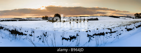 Un coucher de soleil d'hiver dans la neige sur les Cotswolds entre Turkdean et Notgrove, Gloucestershire Banque D'Images