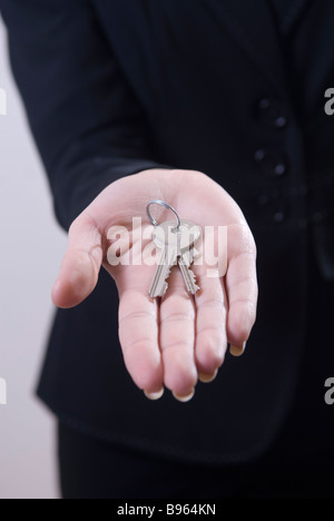 Business Woman holding house keys Banque D'Images