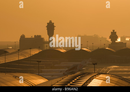 Le Smog enveloppe Hong Kong Chek Lap Kok au coucher du soleil. Banque D'Images