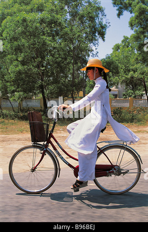 Vietnam, Danang road, high school girl wearing la traditionnelle ao dai Banque D'Images