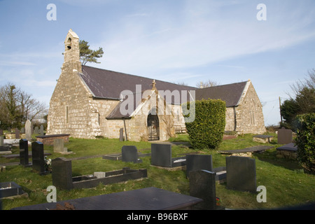 Trefdraeth Anglesey au nord du Pays de Galles UK Février, La belle et ancienne église paroissiale dédiée à Saint Beuno 12thc parish church Banque D'Images