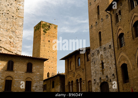 Les tours et bâtiments entourant la Piazza delle Erbe, San Gimignano, Toscane, Italie. Banque D'Images