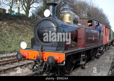 Metropolitan Railway 0-4-4T locomotive à partir de l'ère victorienne dans un train à l'Mid-Hants Railway, Hampshire, Angleterre Banque D'Images