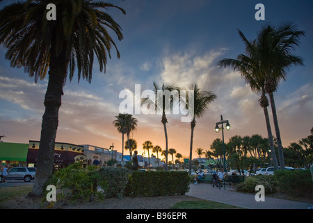 St Armands Circle shopping et repas sur St Armands Key à Sarasota en Floride Banque D'Images