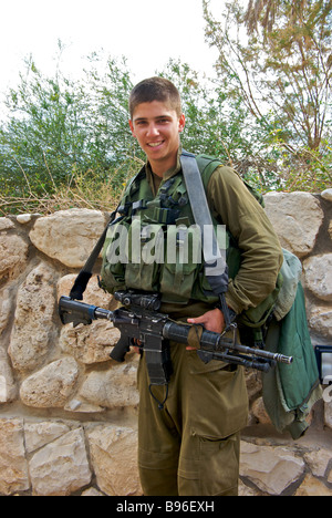 Jeune soldat israélien armé de garde à Qumran National Park Museum Banque D'Images