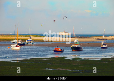 Port avec bateaux Bembridge kites et St Helens fort Banque D'Images