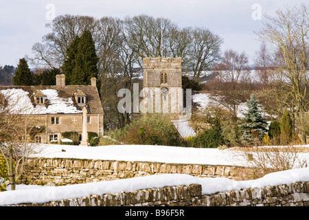 Neige de l'hiver dans le village de Cotswold Miserden, Gloucestershire Banque D'Images