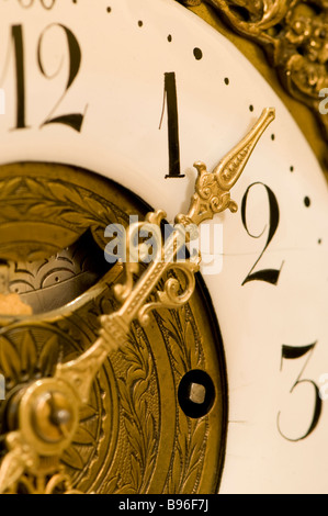 Close up of main sur une horloge (entre un et deux Banque D'Images