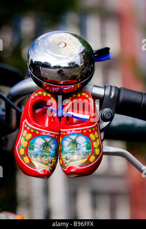 Sabots souvenirs accrochée à un guidon de vélo à Amsterdam Banque D'Images