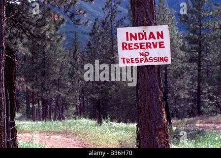 Aucune intrusion signe cloué à un arbre sur une terre de réserve indienne Banque D'Images