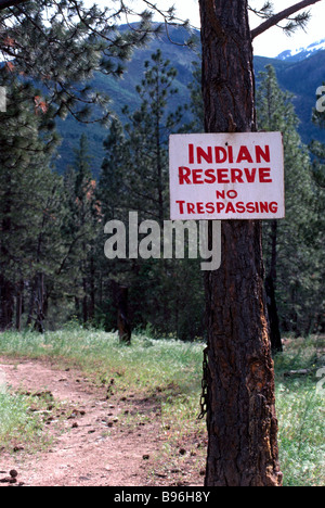 Aucune intrusion signe cloué à un arbre sur une terre de réserve indienne Banque D'Images