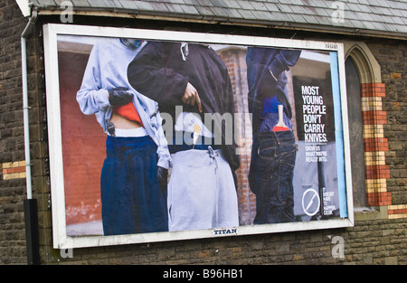 Campagne publicitaire site billboard Titan pour arrêter la criminalité chez les jeunes du couteau sur le côté du bâtiment à Treorchy, Valley South Wales UK Banque D'Images