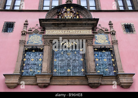 L'Hôtel de ville de la vieille ville (Staromestske namesti) triple décoration de fenêtre, Prague, République tchèque. Banque D'Images