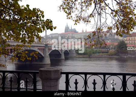 Avis de Mélanes Pont sur la rivière Vltava et de sity gauche avec le château de Prague, République tchèque. Banque D'Images