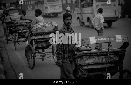 3 location rickshaw wallahs / pilotes dans Old Delhi près du Fort Rouge et Chandni Chowk Banque D'Images