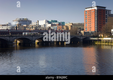 Glasgow pont à partir du côté sud de la rivière Clyde à Central Station, pont de chemin de fer et du district financier derrière. Banque D'Images