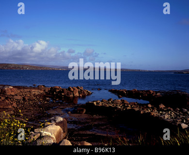 Vue sur la baie de Roundstone à partir de la rive rocheuse près de Roundstone Connemara Comté de Galway Irlande Banque D'Images