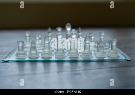 Niveau de l'oeil sur le jeu d'échecs en verre sur un sol en bois Banque D'Images
