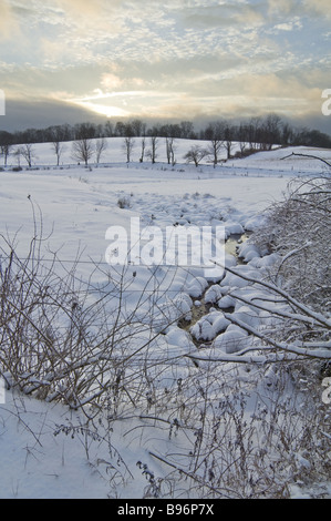 Coucher du soleil sur l'hiver champ neigeux, Hudson Valley, New York Banque D'Images