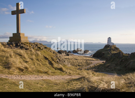 L'île Llanddwyn Isle of Anglesey au nord du Pays de Galles Mars Le Queen Victoria Memorial Cross et Twr Mawr le plus grand des deux phares sur l'île des Amoureux Banque D'Images