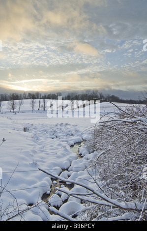 Coucher du soleil sur l'hiver champ neigeux, Hudson Valley, New York Banque D'Images